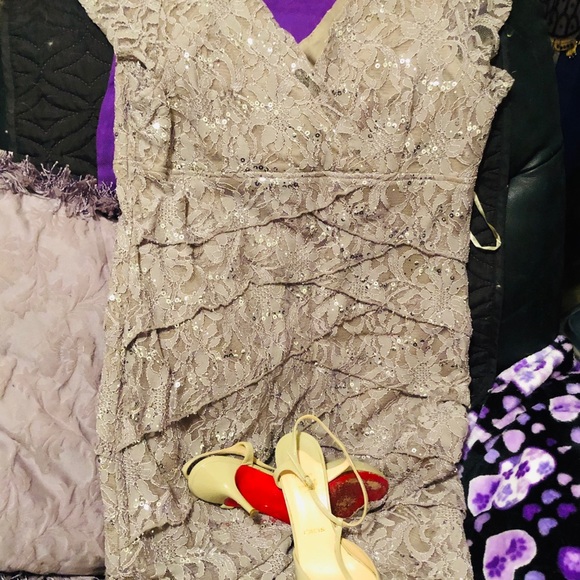 🇺🇸 Fancy Dress. To the knee. Lace overlay. 🇺🇸 - Picture 3 of 8